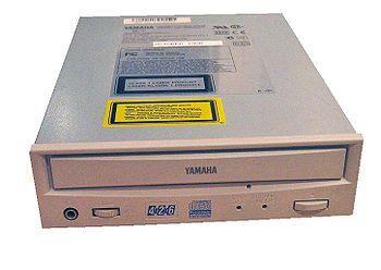 CD/DVD SPELARE En CD-brännare är en CD-ROM-läsare som även används för att skriva data till CD-skivor. Dessa CDskivor är läsbara i andra CD-ROM-läsare och/eller CD-spelare.