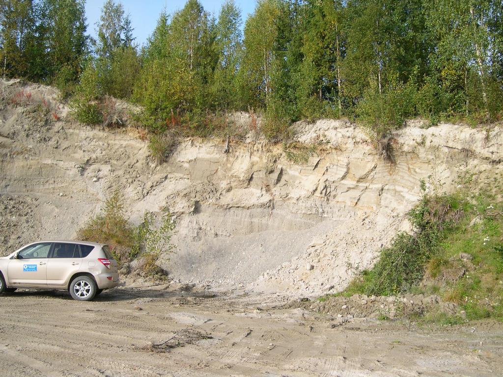 Figur 9. Från markytan och ca tre meter ner syns varvig glacial grovsilt finsand som överlagrar grusig isälvssand vid Snickböle. Foto: Johan Norrlin.