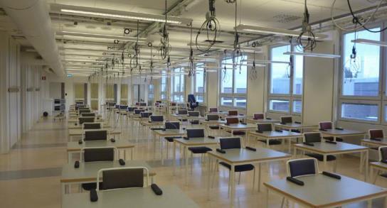 De 150 bärbara datorerna lagras på en rullvagn och är speciellt inköpta för digital tentamen och får inte användas till något annat.
