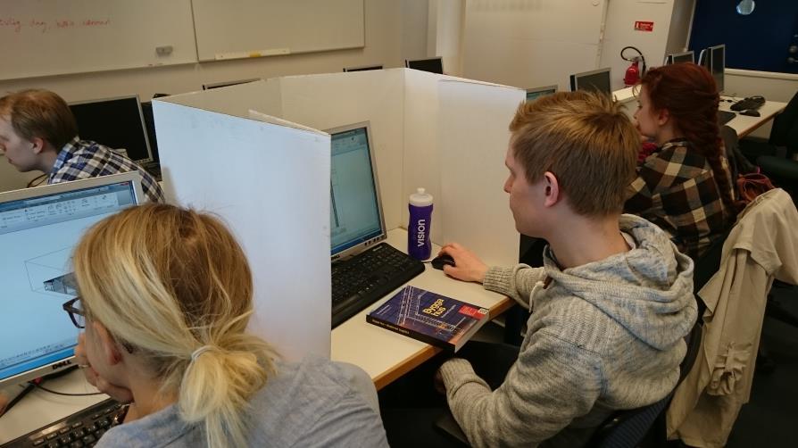Figur 10 Användning av kartongskärmar i datasalar vid Högskolan i Gävle (se även omslagsbild från ETH Zürich) En annan möjlighet att lösa problemet med att tentander kan läsa på andras skärmar är att