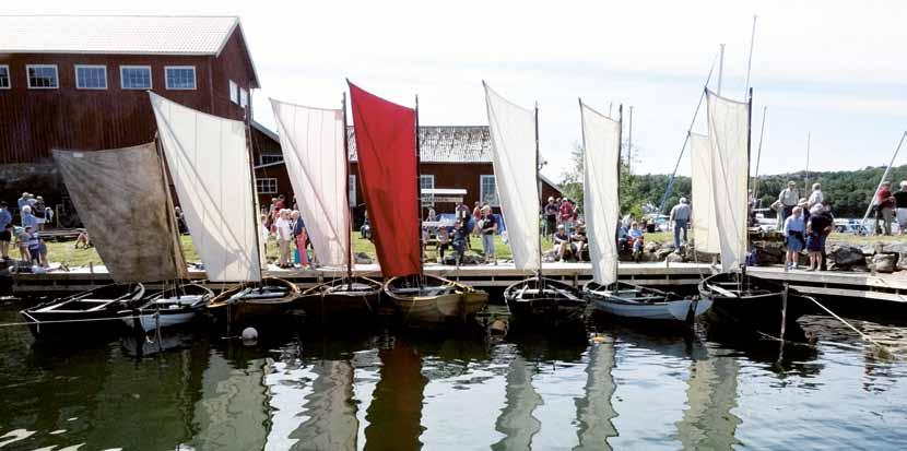 Allmogebåtar på ön Bassholmen Allt började en gråmulen vinterdag då tre medlemmar ifrån Föreningen Allmogebåtar lånade en eka för att ro ut till Bassholmen.