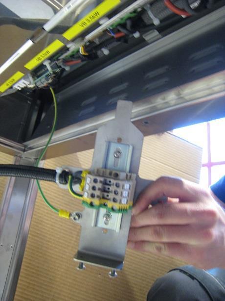 5 3.3. Elinstallation! Den elektriska inkopplingen skall vara fackmässigt utförd av behörig Installatör. Elinkopplingen är placerad innanför bottenplåten.