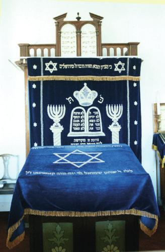 Adas Jeschurun Synagogan Tillfällig adress: Nybrogatan 19 A Plusgiro 15 89 01-9, Swish: 123 269 51 04 GUDSTJÄNSTER Vardag, borgerlig helgdag, Shabbat och jom tov: Bajithuset, Nybrogatan 19 A. Ev.