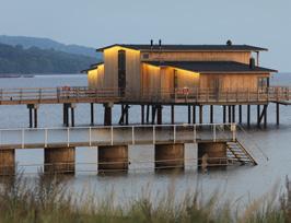 CENTERCOURTEN I BÅSTAD ERBJUDER ERBJUDER EN UNIK ATMOSFÄR ATT DELAS MED VÄNNER OCH KUNDER.