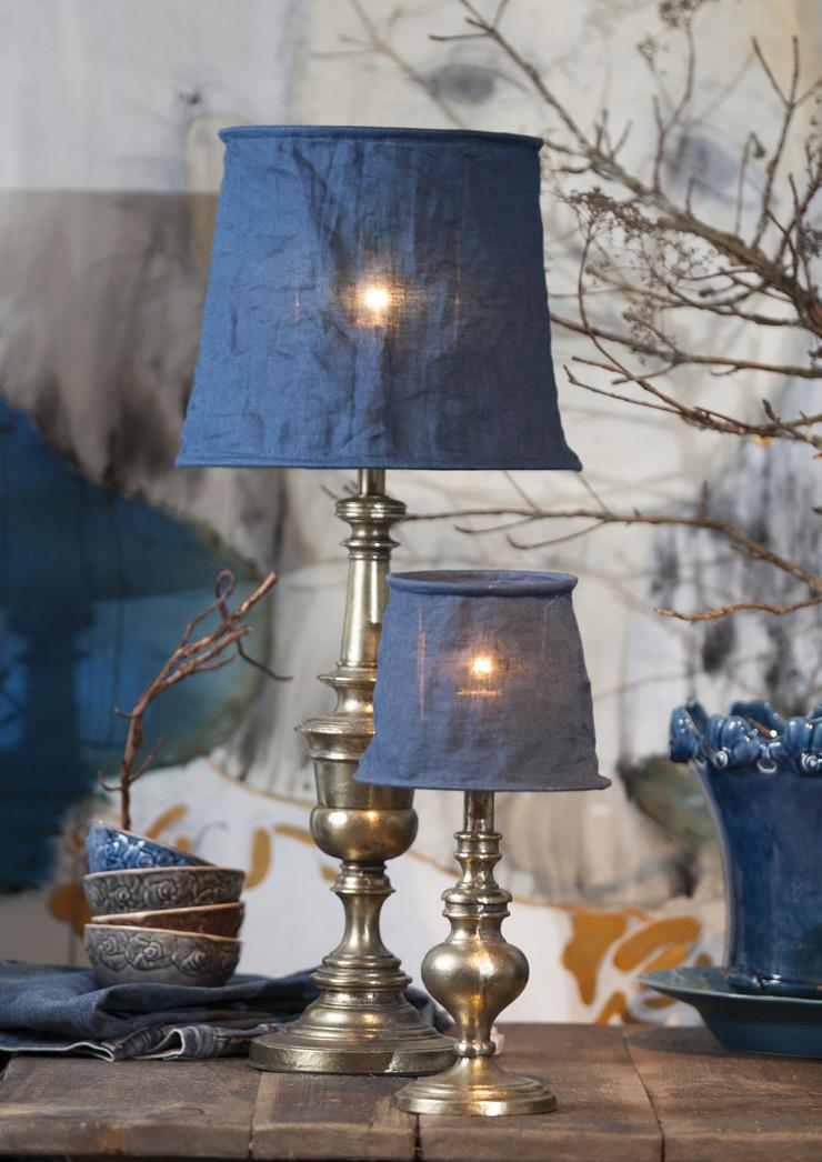 Tack vare att hållaren kan vridas passar Vivianne både som tak- och som bordslampa.
