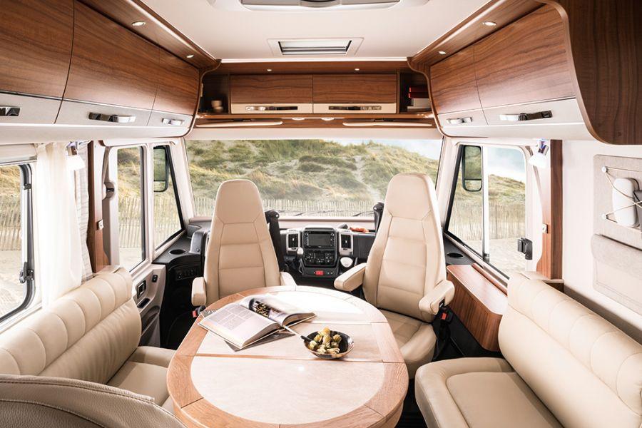 Som i vardagsrummet hemma Den mycket generösa bodelen i Hymermobil B-klass PremiumLine 778 med tillvalet takskåp i framdelen och utdragbart bord ger ett exklusivt intryck tack vare möbeldekoren