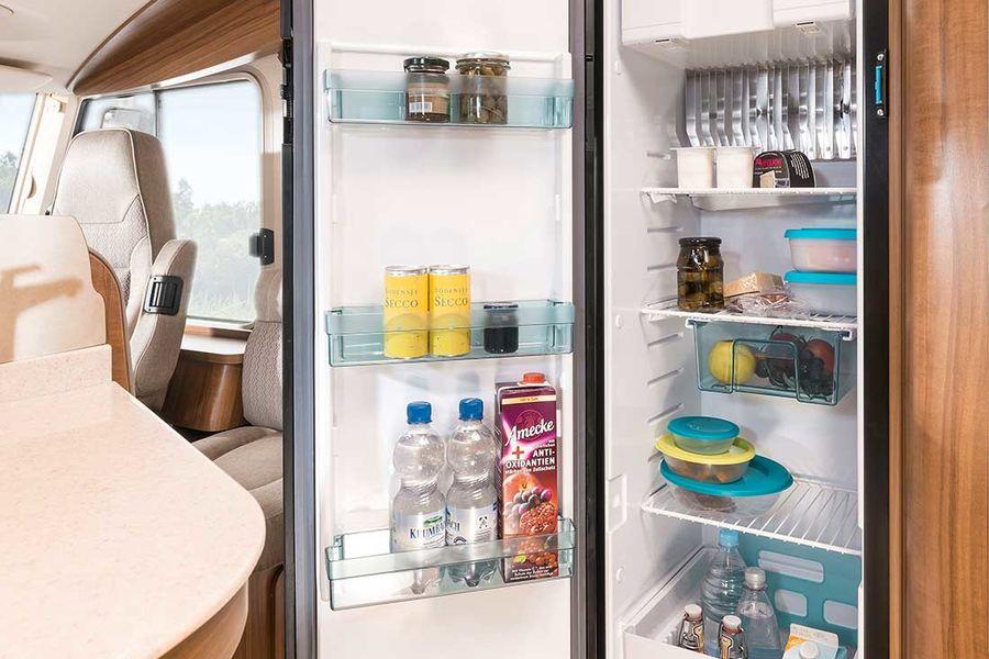 På kylning som standard Det stora smart-tower-kylskåpet i Hymermobil B-klass PremiumLine (beroende på planlösning)