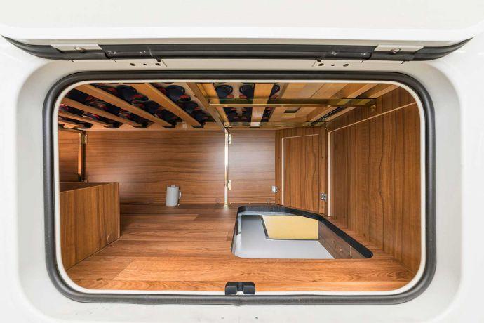 Garaget i bakdelen är som standard utrustad med två
