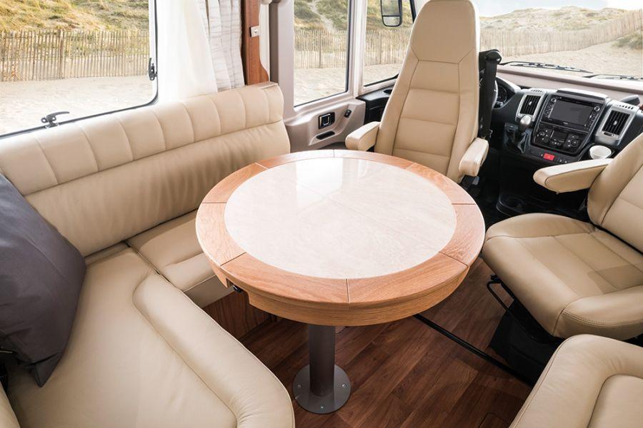 Rymlighet är det som gäller Lounge-soffgruppen med L-soffa och vridbara