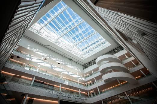 först 2 900 anställda och sedan ytterligare 1 500, totalt cirka 4 500 anställda till framtidens bankpalats i Solna, alldeles vid Mall of Scandinavia. SEB:s SEB A 0.