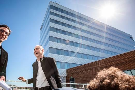 Alessandro Ripellino uppe på takterassen. Foto: Adam Wrafter Bild 6 av 11 Samma arkitekt ritade åt SEB i Rissne Alessandro Ripellino uppe på takterassen.
