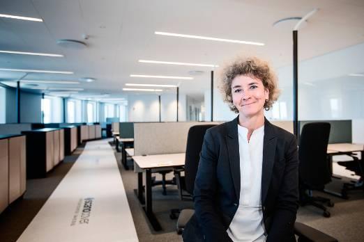 Viveka Hirdman-Ryrberg, SEB:s informationschef, är en av dem som får dela sin tid mellan Solna och city.