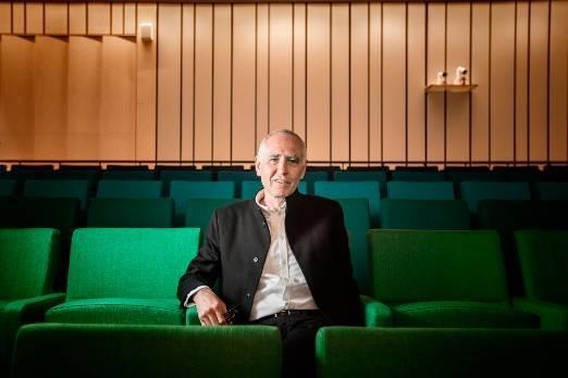 Alessandro Ripellino provar sittkomforten inne i hörsalen. Foto: Adam Wrafter Bild 8 av 11 Praktisk nytta styr stilen i modernt bankpalats Alessandro Ripellino provar sittkomforten inne i hörsalen.