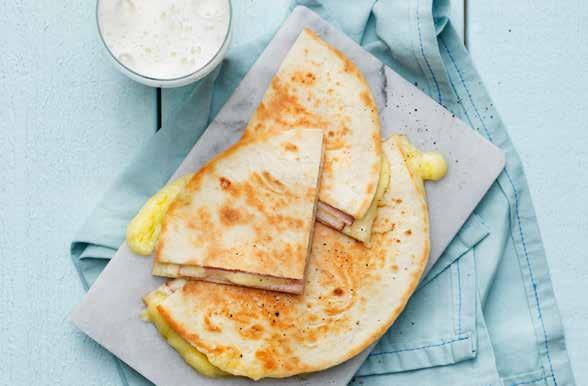 Cheesy quesadilla med skinka Har du några överblivna tortillabröd hemma? Och lite ost? Då har du basen till en riktigt het mellismacka.