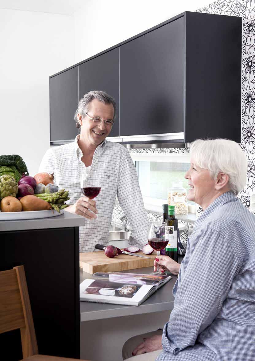 tre rum och kök Radhus 9, 10, 11, 12 och 13 Yteffektivt radhus med siktlinje genom huset, från entrén ser du ut i trädgården. Mot trädgårdssidan ligger vardagsrum och kök i öppen planlösning.