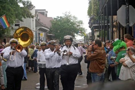 Även Elvis Presley har satt sina spår i New Orleans genom inspelningen av filmen King Creole. Vi besöker även dessa minnesmärken.