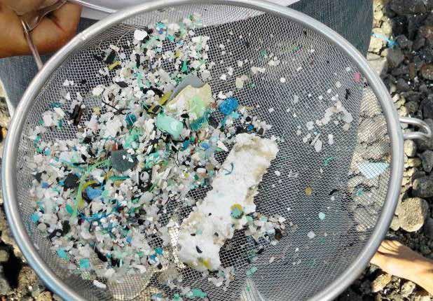 SKRÄPET STANNAR KVAR Plasten som hamnar i havet bryts ned till mindre och mindre bitar. Foto: Anna Kärrman, Örebro Universitet Nedbrytningstiderna är uppskattade och ska tas med en nypa salt.