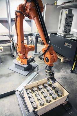 Detta är på många sätt ett kostsamt och icke ergonomiskt arbete som kräver konstant närvaro vid maskinen för effektiv produktion.