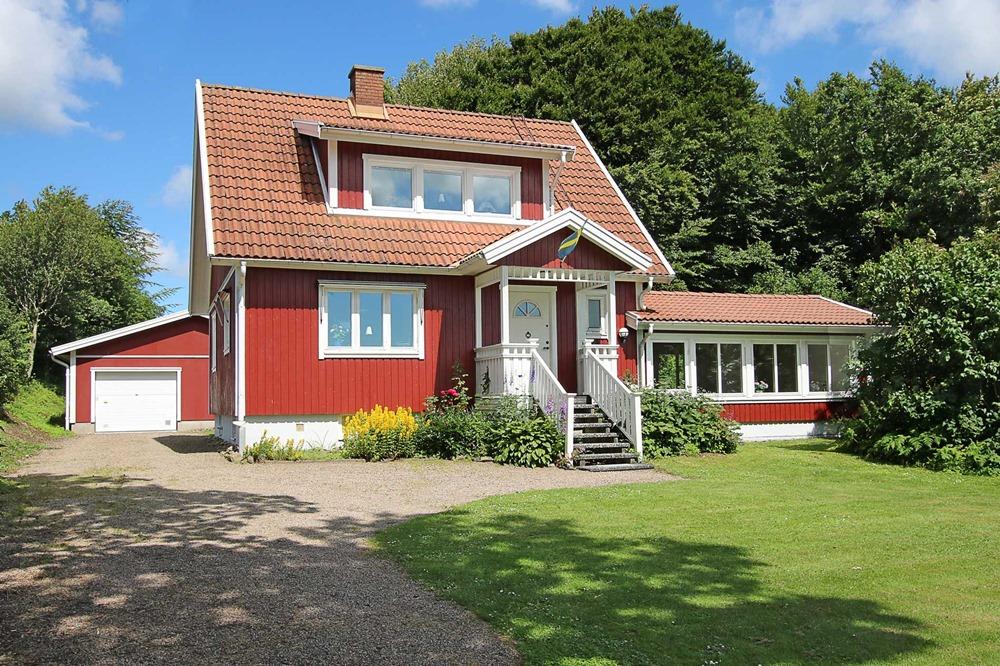 Uppe finns möblerbar hall med skön utsikt, två sovrum och duschrum med wc. I garagebyggnaden som uppfördes 1995 finns fräsch gästlägenhet om ca 25 kvm fördelat på 2 rum med pentry och dusch/wc.