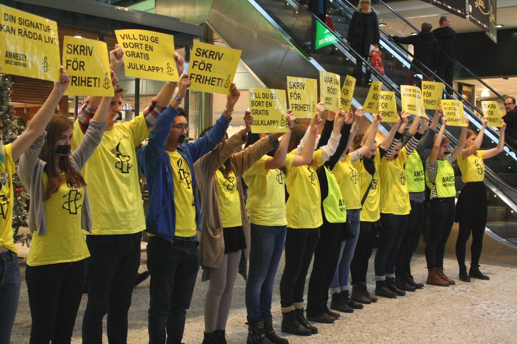 Alla ämnen som är kopplade till de mänskliga rättigheterna är värda att belysa så ta chansen. Vill du vara med och arrangera Amnestys boklotteri på bokmässan 201 3?