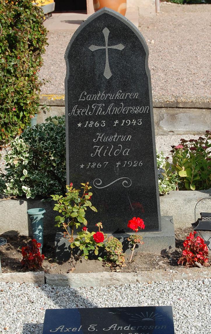 På denna kyrkogård finns endast ett exemplar och det är marmorvården med vinkelbrutet krön, rest över Åke W Ekdahl (avliden 1975) med familj