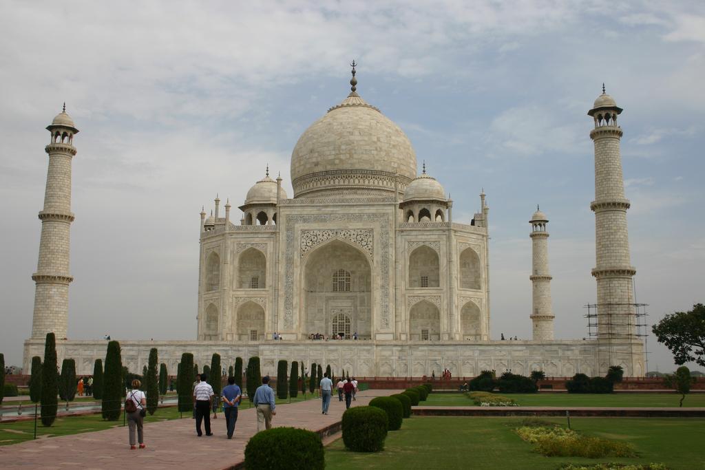 Agra. Den är nu som en spökstad med sina paviljonger och palats i sandsten. Agra ligger ca 20 mil söder om Delhi, vid samma flod, Yamuna. Agra är synonymt med Taj Mahal, Indiens mest berömda byggnad.