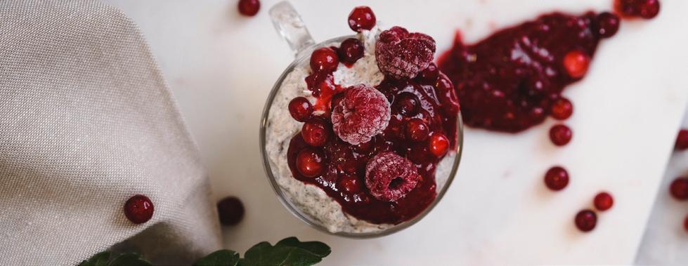 Chiapudding med hallonsås 1 2 portioner Chiapudding 2,5 msk Holistic chiafrön 2 dl kokosmjölk (creamy) 1 tsk vaniljpulver 1 tsk malen kardemumma 2 tsk lönnsirap Blanda ihop alla ingredienserna i en