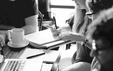 6 UTBILDNINGAR UTBILDNINGEN INNE- HÅLLER teorier om psykosocial handledning med kurser i handledningsmetodik, organisationspsykologi, pedagogik, etik, juridik och forskningsmetodik.
