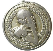 Gjuten. Förgyllt silver. Med rester av ögla upptill. 34 mm. HK 15. 18,32 g. R.