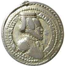 under kunglig krona. Gjuten. Förgyllt silver. Försedd med ögla såväl upp- som nedtill.