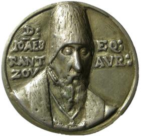 721 721 DANMARK. Fredrik II (1559-1588). Slaget vid Axtorna 1565. Av D. Knop. Gjuten. Förgyllt silver. 34 mm. G. 19. Ossbahr 1. 12,03 g. S. Perforerad - ursprungligen avsedd att bäras.