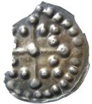 22 Sverker Karlsson eller Erik Knutsson 22 NYKÖPING. Penning. Brakteat med stort kors, i vars vinklar bokstäverna AROS. LL I:B:4. 0,12 g. XR. Fragment, ca halvt mynt. Mörk beläggning.