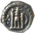 29 29 LÖDÖSE. Penning. Brakteat med byggnad, ofta benämnd kyrka, omgiven av fyra punkter och nymåne. Allt inom yttre punktring.