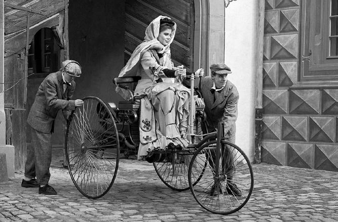 Fru Berta fick den första automobilen att rulla Man brukar säga att den första bilen, automobilen som den kallades då, uppfanns i slutet av 1800-talet.