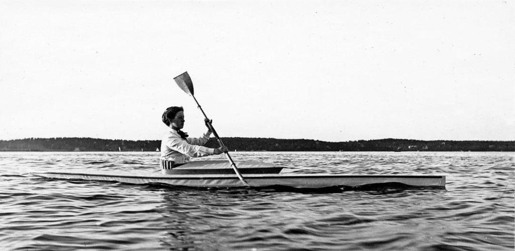 Lunch - Kör igen 13.00! Dagens historiska lunchbild: Greta Atler i sin kanot Kaya 1912.