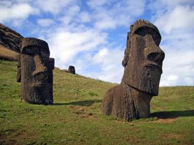 reliefer av fågelmannen. Efter Ahu Akivi lunch åker ni till Ahu Akivi där det finns sju stycken moaier.