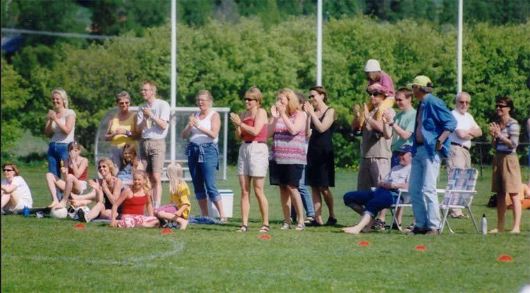 Föräldrarollen ATT VARA FOTBOLLSFÖRÄLDER... Att vara fotbollsförälder är bland det roligaste som finns. Att som förälder stötta sina barn i det de vill göra är en självklarhet.