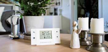 VÄRMEPUMP ANPASSAD FÖR ENERGIBEHOVET Familjens uppvärmning bestod av enrörsradiatorer, en luftluftvärmepump samt en vacker vit kakelugn i vardagsrummet.