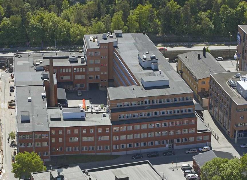 Om lokalen Fd industrilokal högst upp i huset på plan 3 med bra takhöjd, och ljus. Ytan anpassas efter verksamhet och behov. Dessutom fin entré från gatan, Passar för kontor och eller showroom.