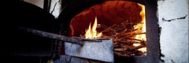 11. Baka bröd på Karlsbergs gård Kom till oss och känn fläkten från mormors och farmors tid. I äkta brygghusmiljö bakar vi ett härligt gott bröd i enriseldad stenugn från 1800-talet.