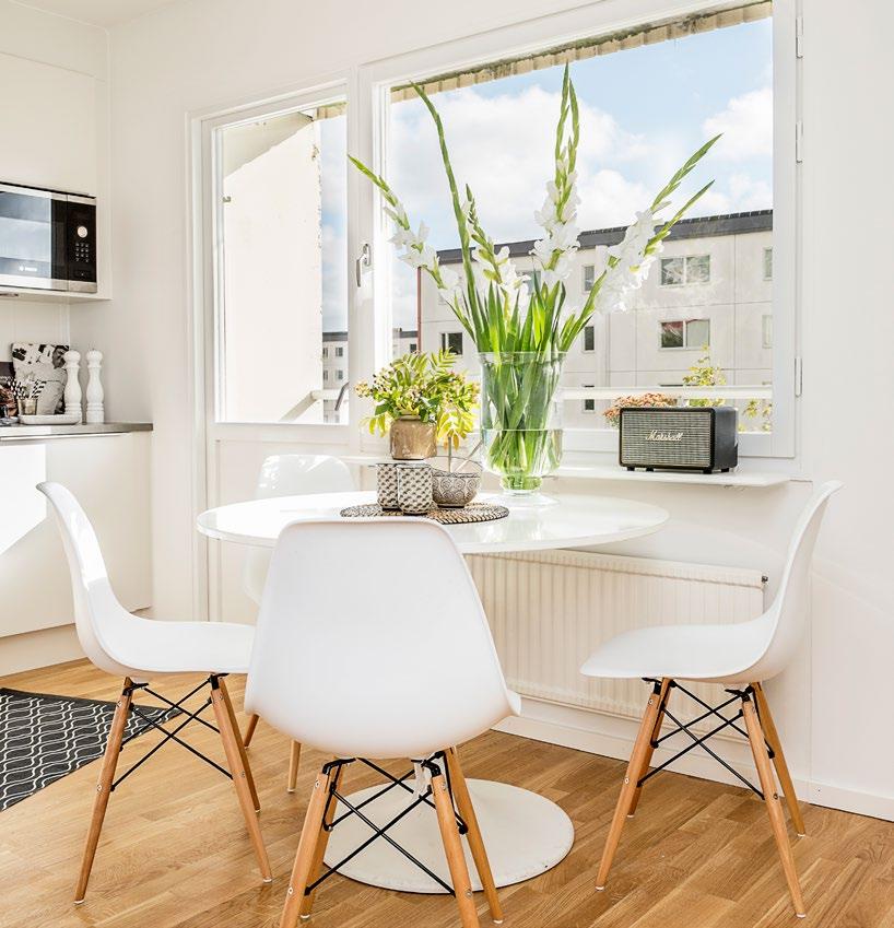 Rumsbeskrivning Välkommen till ditt nya hem! Parkettgolvet leder dig in i en ljusmålad lägenhet.