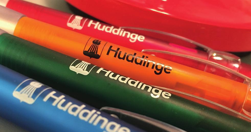 Grafiska riktlinjer Skyltarna utformas i enlighet med Huddinge kommuns grafiska profil. Logotyp, färgpalett, typografi och grafiskt element utgör grunden. Riktlinjer grafiska elementet: huddinge.