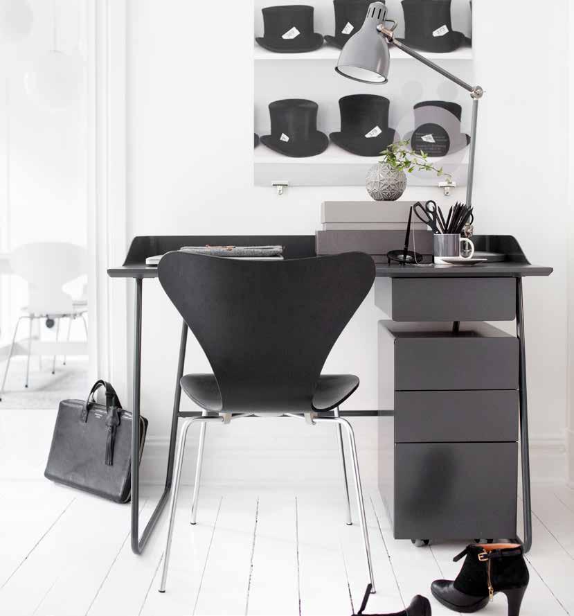 /OVERTIME OVERTIME DESIGN STINA SANDWALL Overtime är en stilren serie med flera genomarbetade detaljer och består av både skrivbord och förvaring.