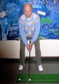 Några av föreningens golfspelare passade på att smeka bollen på den lilla mattan som Lars-Erik Johansson hade tagit med sig.
