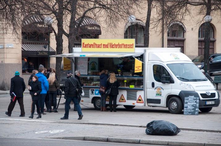 Att ta reda på innan ni bokar. Om el finns på plats där truckar ska användas, hur mycket el det finns och var för typ av eluttag.