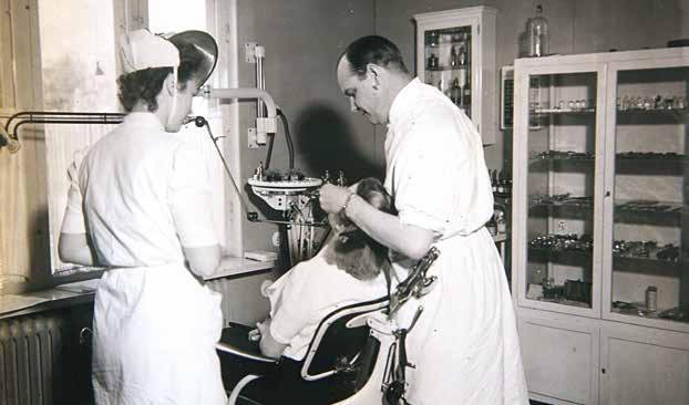 Harriet Pettersson, Dan Antell och Ingrid Gröndal gladdes åt att så många kom för att fira att Folktandvården fyller 80 år. åker stänger under sommaren åker personalen in till Katrineholm och jobbar.