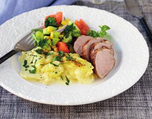 Varva potatis, lök, vitlök, salt och peppar i formen. Häll över Milda Mini Mat och grädda i nedre delen av ugnen ca 45 50 minuter tills gratängen fått fin färg och potatisen är mjuk rakt igenom.