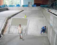 Ett läckagetest måste göras för att bekräfta att betongen är ogenomtränglig. Om en pool ska renoveras är det först viktigt att ta bort allt kakel så att betongen blottläggs.