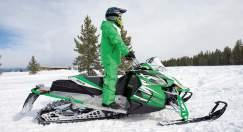 också här den nya vertikala styrstången, utvecklad för 4-taktarna, som hjälper föraren att komma längre fram på skotern.