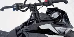 Ger man sig ut på en pudertur känner man av den högre vikten hos motorn, men tack vare den kortare mattan jämfört med M-modellerna blir den faktiskt ganska smidig.
